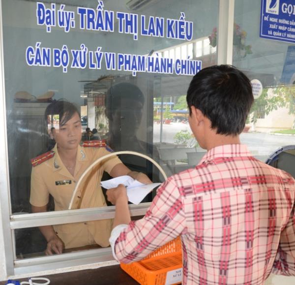 Phát tờ rơi cho người vi phạm, một cách tuyên truyền an toàn giao thông có hiệu quả 